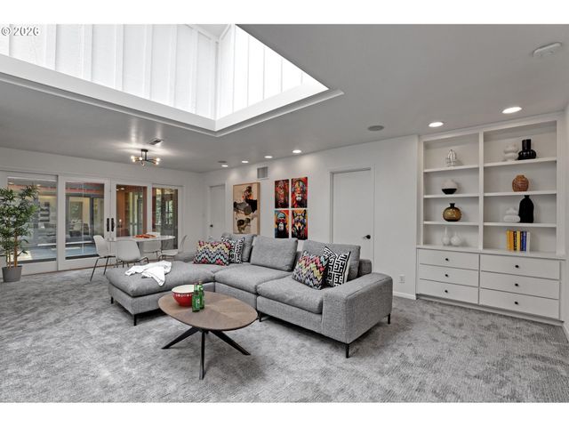 4004 Sw SCHOLLS FERRY Rd, Portland, OR 97221