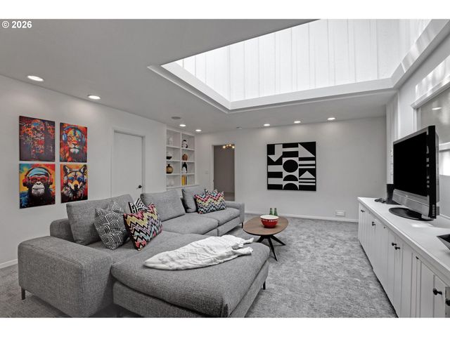 4004 Sw SCHOLLS FERRY Rd, Portland, OR 97221