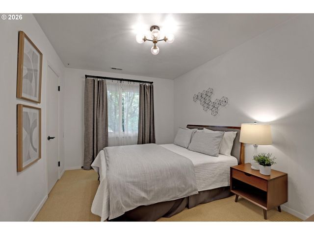 4004 Sw SCHOLLS FERRY Rd, Portland, OR 97221