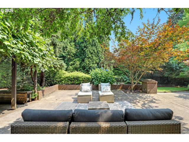 4004 Sw SCHOLLS FERRY Rd, Portland, OR 97221