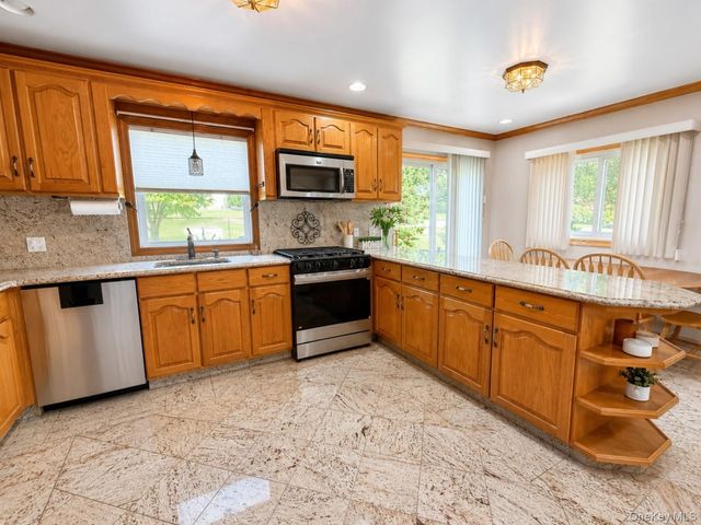 688 Pleasantview Court, Yorktown Heights, NY 10598