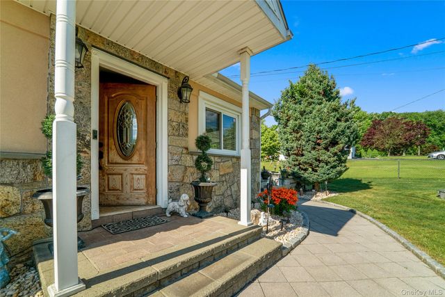 688 Pleasantview Court, Yorktown Heights, NY 10598