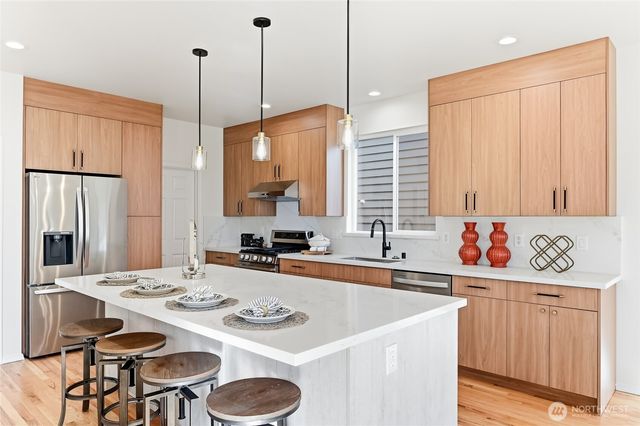 19440 77th Place NE, Kenmore, WA 98028