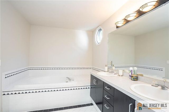 11 Hampton Road, Monroe, NJ 08831