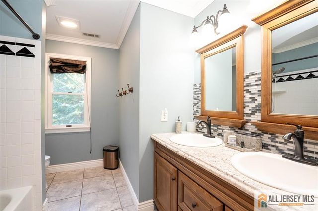 11 Hampton Road, Monroe, NJ 08831