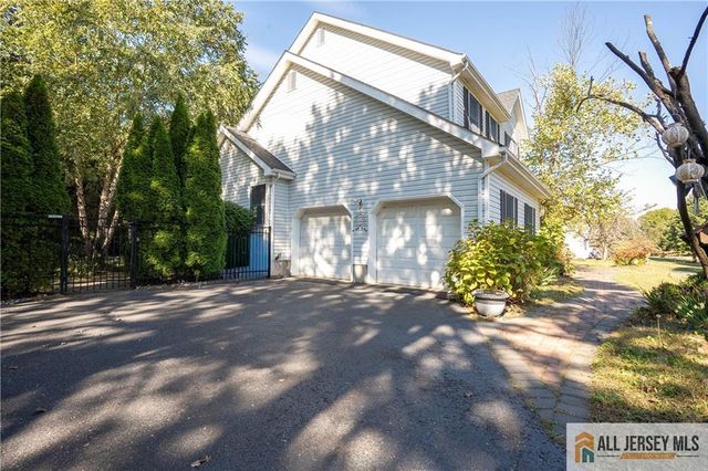 11 Hampton Road, Monroe, NJ 08831