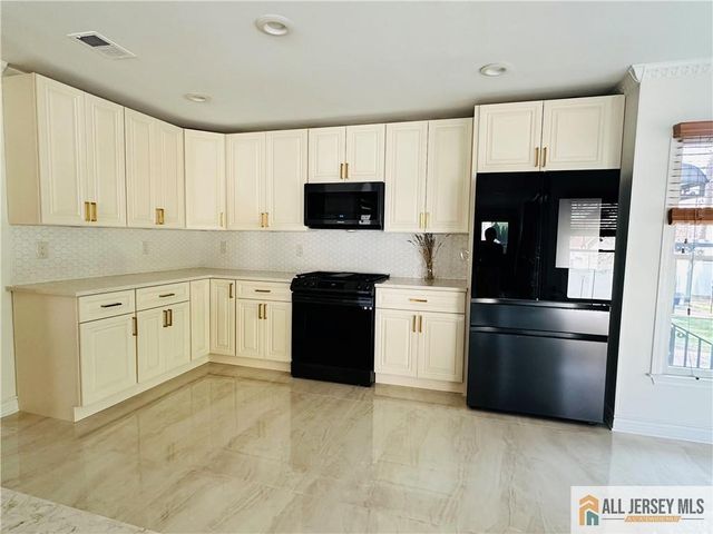 11 Hampton Road, Monroe, NJ 08831