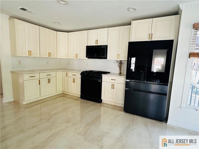 11 Hampton Road, Monroe, NJ 08831