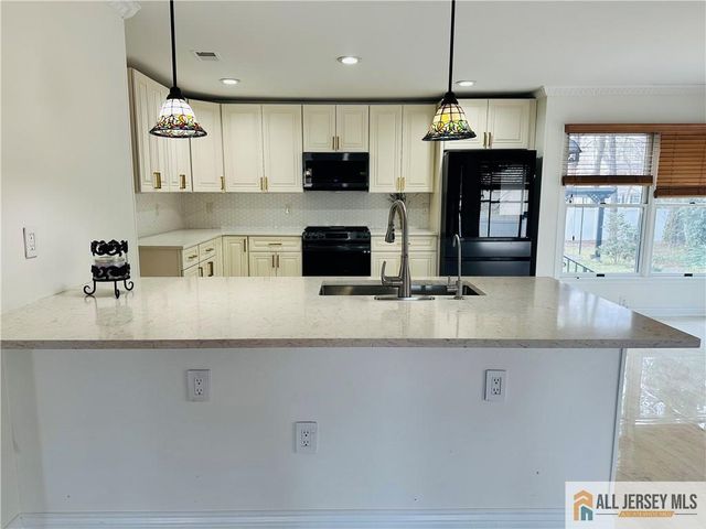 11 Hampton Road, Monroe, NJ 08831