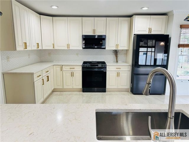 11 Hampton Road, Monroe, NJ 08831