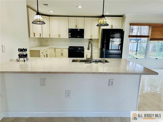 11 Hampton Road, Monroe, NJ 08831