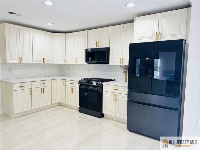 11 Hampton Road, Monroe, NJ 08831