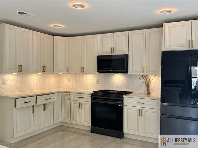 11 Hampton Road, Monroe, NJ 08831