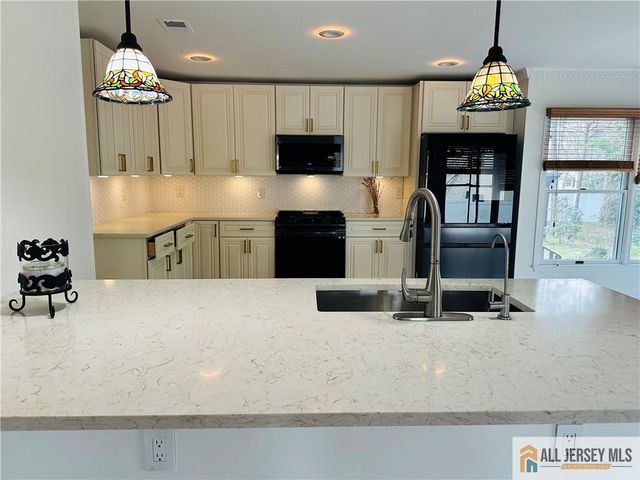 11 Hampton Road, Monroe, NJ 08831