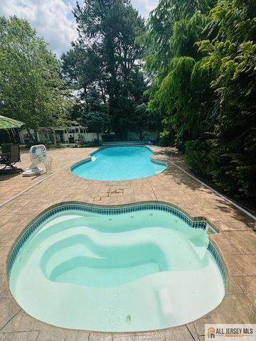 11 Hampton Road, Monroe, NJ 08831