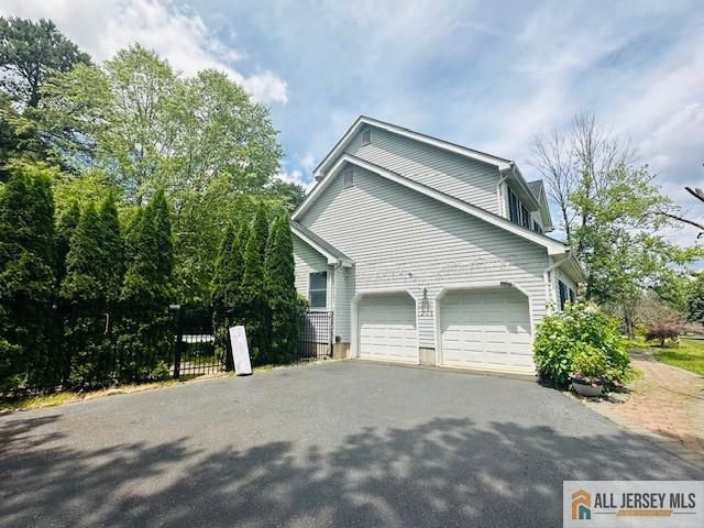 11 Hampton Road, Monroe, NJ 08831