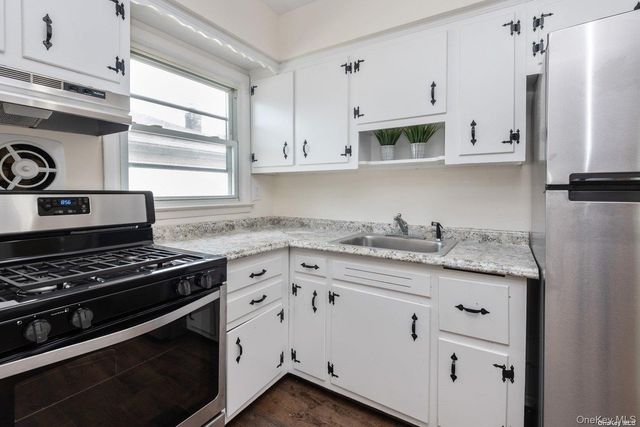 176 Nassau Boulevard 1, Garden City South, NY 11530
