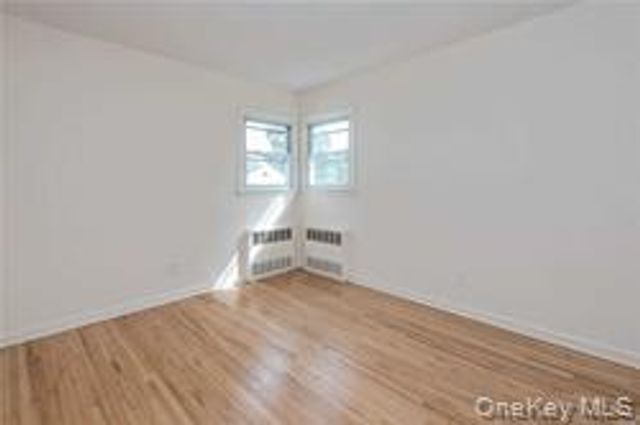 176 Nassau Boulevard 1, Garden City South, NY 11530