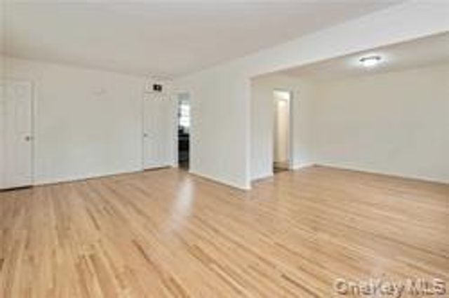 176 Nassau Boulevard 1, Garden City South, NY 11530