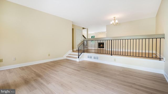 102 SANDHURST DR, Mount Laurel, NJ 08054
