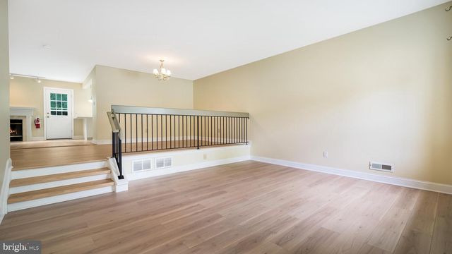 102 SANDHURST DR, Mount Laurel, NJ 08054