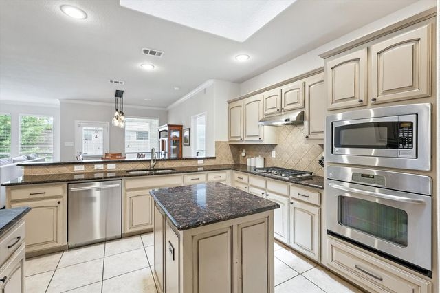 2209 Laurel Forest Drive, Fort Worth, TX 76177