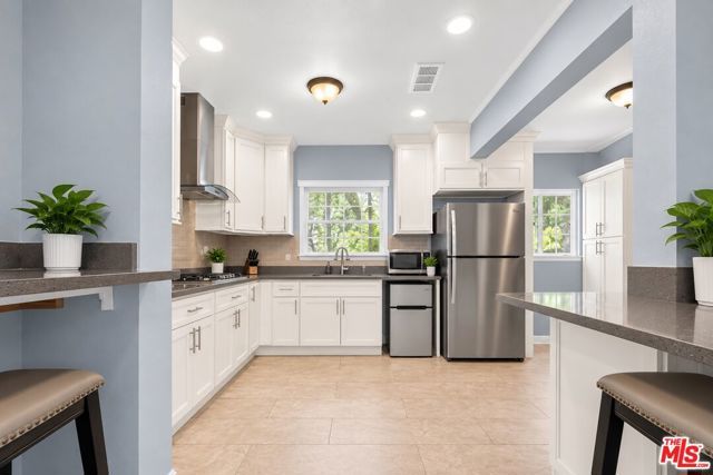 152 N Benton Way, Los Angeles, CA 90026