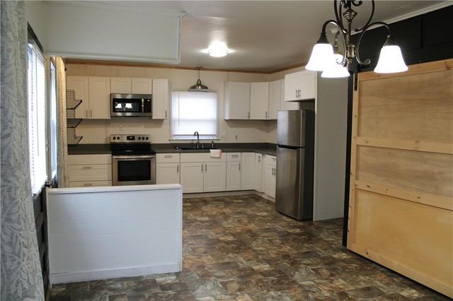 4075 Parkview Drive, Frontenac, KS 66763