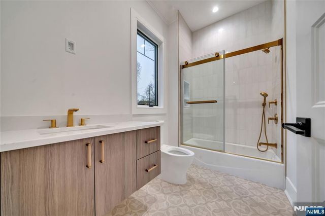 7 Central Avenue, Demarest, NJ 07627