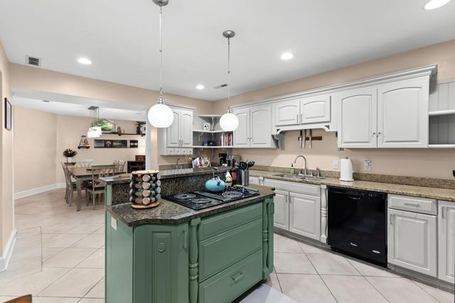 307 Ridgewood Avenue 4, Minneapolis, MN 55403