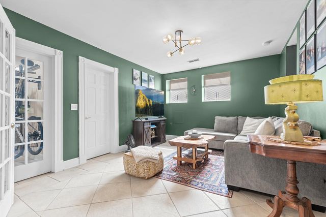 307 Ridgewood Avenue 4, Minneapolis, MN 55403