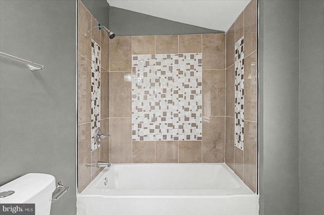 200 PINEWOOD RD, Dundalk, MD 21222