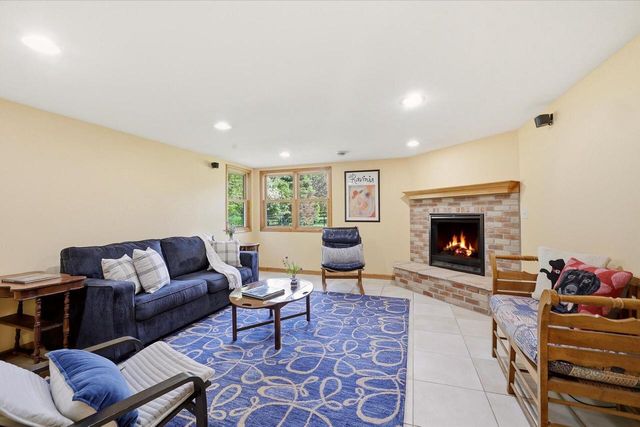 N7W29615 Thames COURT, Waukesha, WI 53188