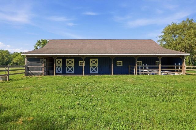 N7W29615 Thames COURT, Waukesha, WI 53188