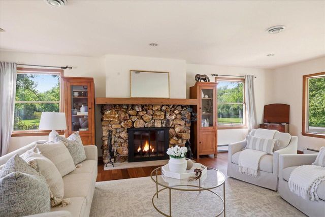 N7W29615 Thames COURT, Waukesha, WI 53188