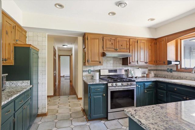 N7W29615 Thames COURT, Waukesha, WI 53188