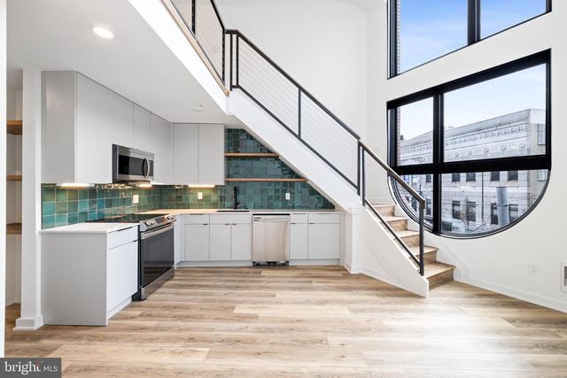 17 GIRARD AVE W #1