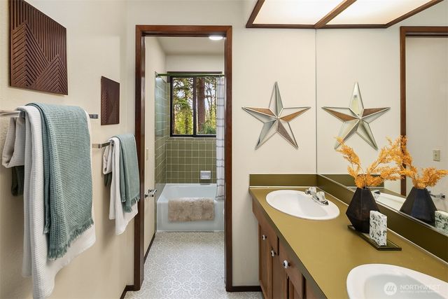 9027 SE 50th Street, Mercer Island, WA 98040