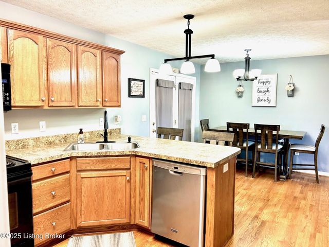 7714 Kenbrook Pl, Louisville, KY 40258