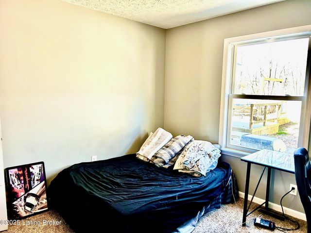 7714 Kenbrook Pl, Louisville, KY 40258