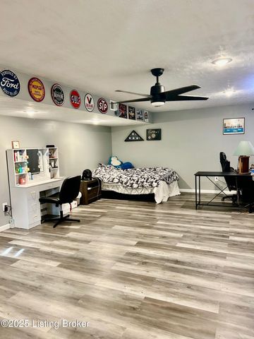 7714 Kenbrook Pl, Louisville, KY 40258