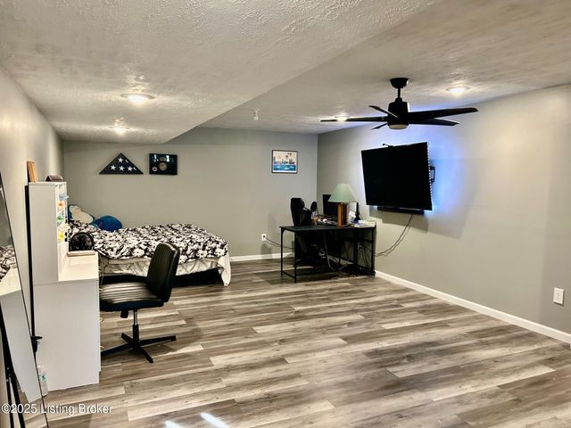 7714 Kenbrook Pl, Louisville, KY 40258