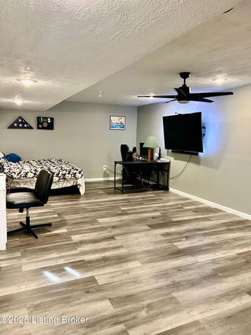 7714 Kenbrook Pl, Louisville, KY 40258