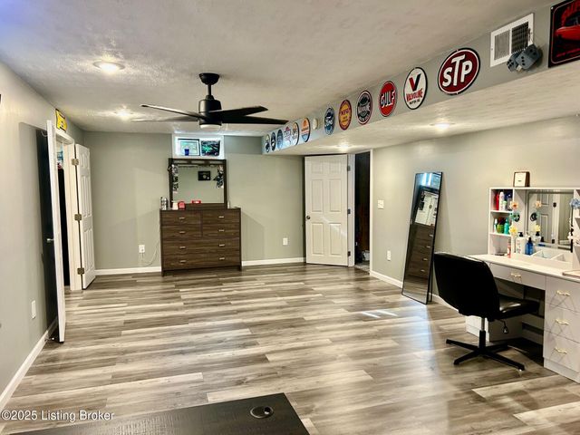 7714 Kenbrook Pl, Louisville, KY 40258