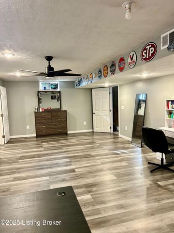 7714 Kenbrook Pl, Louisville, KY 40258