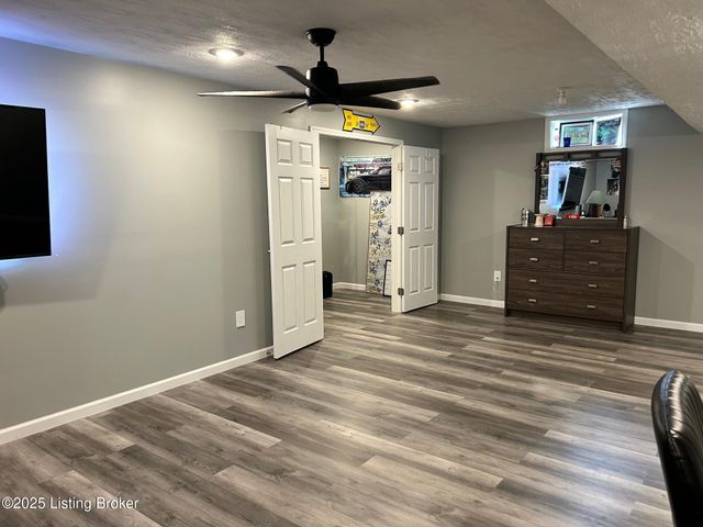 7714 Kenbrook Pl, Louisville, KY 40258