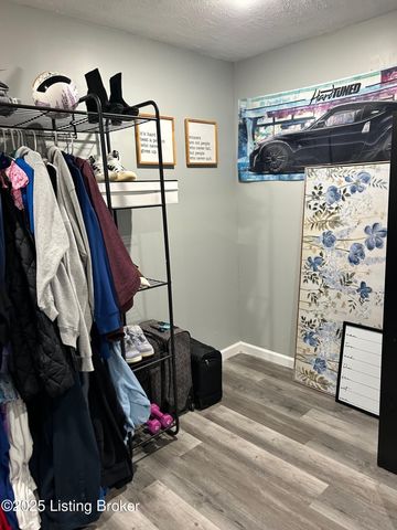 7714 Kenbrook Pl, Louisville, KY 40258