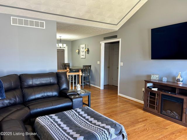 7714 Kenbrook Pl, Louisville, KY 40258