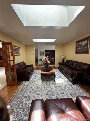 23 Pimlico Drive, Commack, NY 11725