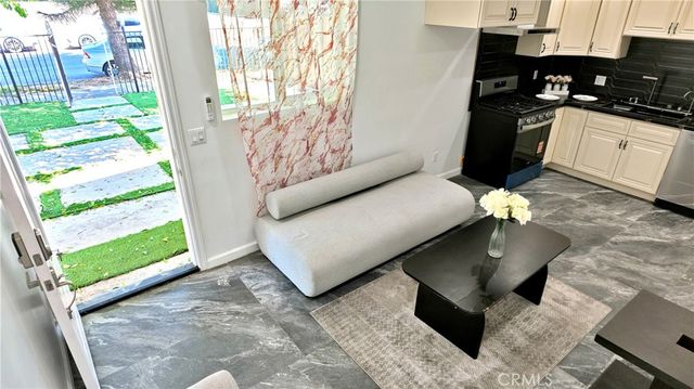18116 schoenborn, Northridge, CA 91325
